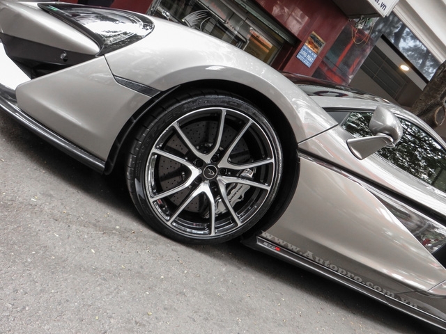 La-zăng thể thao 5 chấu kép với điểm nhấn là logo hình lưỡi liềm được bao phủ bằng sợi carbon. Phía sau la-zăng là một cánh lướt gió bằng sợi carbon, trên đó có ghi tên xe như dấu hiệu nhận biết.