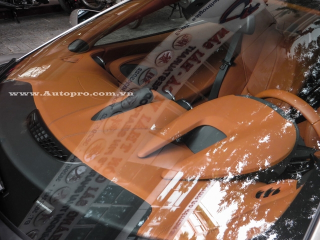 Bên trong khoang lái, McLaren 570S đầu tiên xuất hiện tại Việt Nam có tông màu da bò đi kèm là các chi tiết ốp sợi carbon bắt mắt. Ngoài ra, còn có một màn hình cảm ứng 7 inch mang tên gọi Iris trên bảng điều khiển trung tâm giúp chủ nhân có thể điều khiển hệ thống giải trí theo xe, cùng các chức năng như kiểm soát khí hậu, kết nối Bluetooth hay trở thành camera theo dõi vị trí mỗi khi lùi xe.