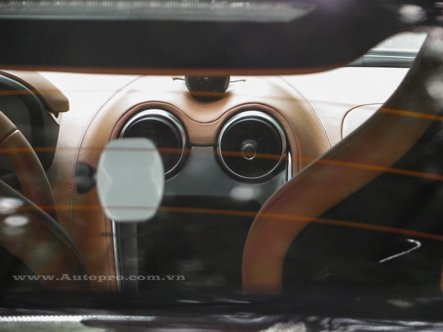 Một màn hình TFT phía sau vô lăng thiết kế đẹp mắt và thể hiện nhiều thông số cơ bản của xe, chủ nhân của 570S có thể theo dõi các chế độ lái qua màn hình này.