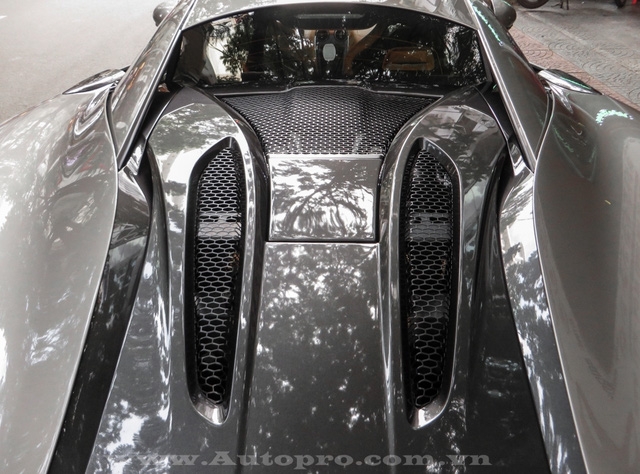 McLaren 570S sử dụng động cơ V8, tăng táp kép, dung tích 3,8 lít, sản sinh công suất tối đa 562 mã lực và mô-men xoắn cực đại 600 Nm. So với đàn anh 650S, 570S thua kém đến 71 mã lực, tuy nhiên thời gian tăng tốc từ 0-100 km/h cũng khá ấn tượng vào khoảng 3,2 giây, chậm hơn 0,2 giây và cùng đạt vận tốc tối đa 328 km/h. Hộp số 7 cấp SSG.