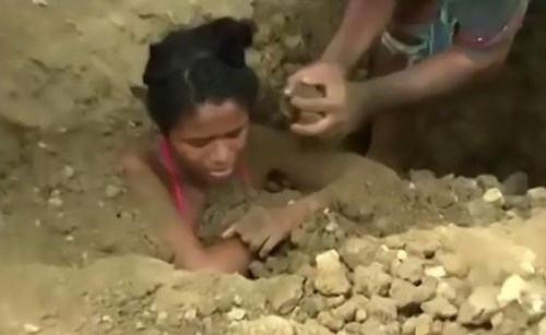 Chôn thiếu nữ trong đất để chữa đau lưng do sét đánh - ảnh 4