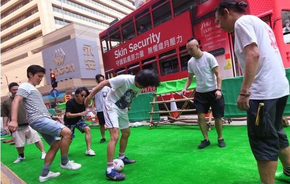 Dan Hong Kong trai tham giua duong doc sach nho lenh cam xe hinh anh 2