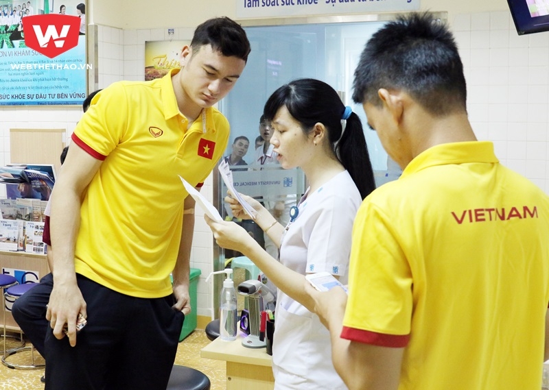 Thủ môn Văn Lâm được bác sỹ hướng dẫn. Ảnh Văn Nhân