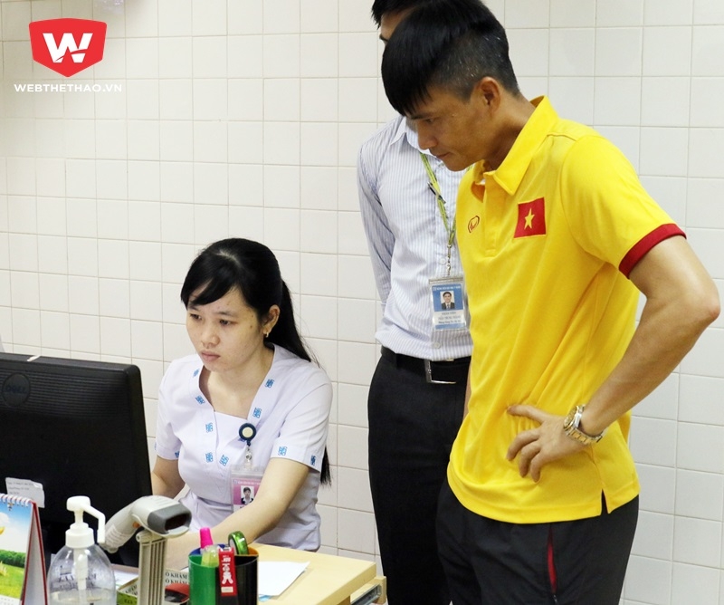 Công Vinh nộp giấy sau khi siêu âm tim. Ảnh Văn Nhân