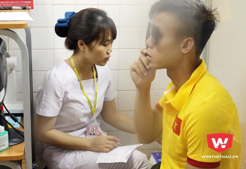 Ngọc Hải đo thị lực. Ảnh Văn Nhân