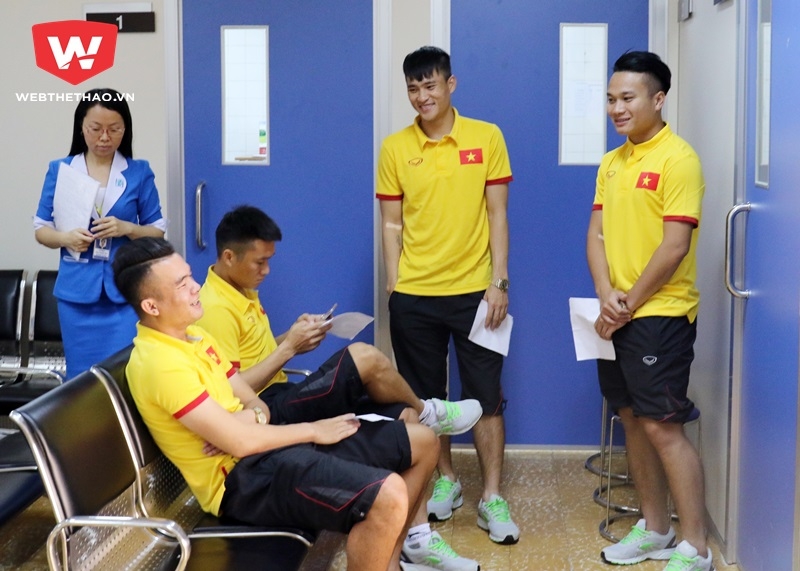 Trong lúc chờ đợi, Công Vinh và các đồng đội nói đùa vui vẻ. Ảnh Văn Nhân