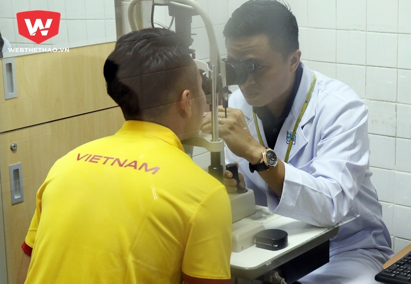Phi Sơn khám mắt. Ảnh Văn Nhân