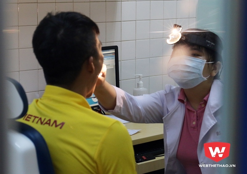 Bác sỹ khám cho Công Vinh ở phòng tai mũi họng. Ảnh Văn Nhân