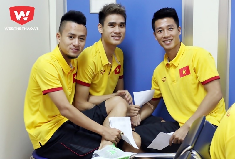 Trong lúc chờ đợi, ba hot boy Huy Toàn - Tiến Thành - Huy Hùng làm một kiểu ảnh. Ảnh Văn Nhân