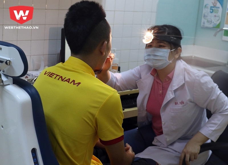 Bác sỹ khám cho Huy Toàn. Ảnh Văn Nhân