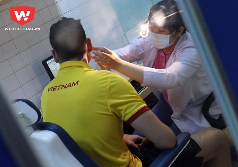 Bác sỹ khám tai cho Văn Lâm. Ảnh Văn Nhân