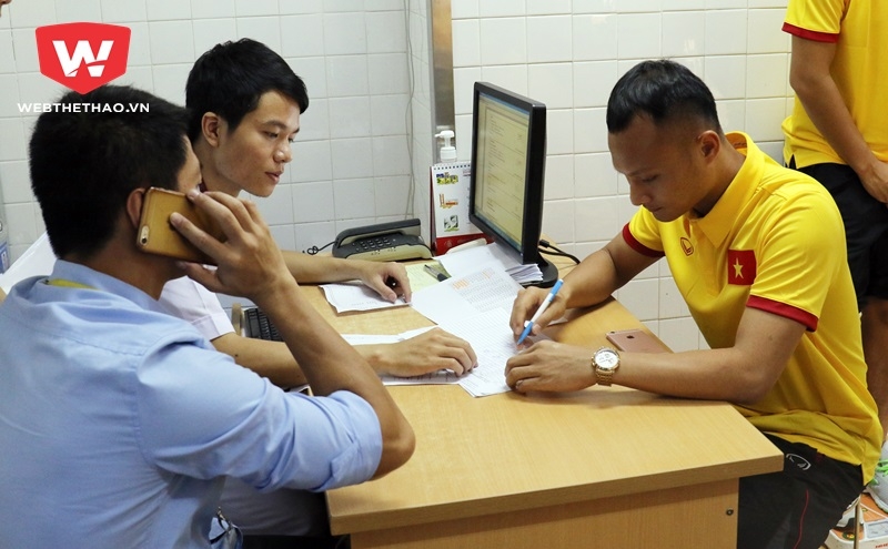 Trọng Hoàng là người chốt buổi khám của ĐTVN. Ảnh Văn Nhân