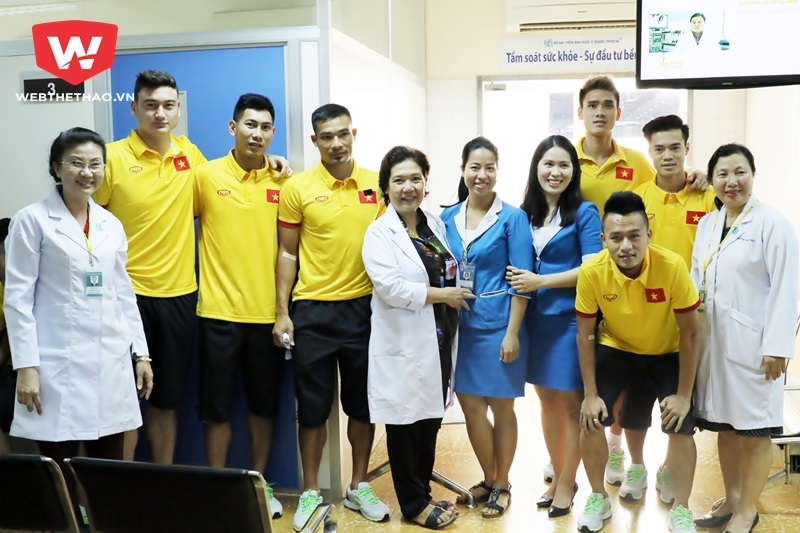 Các cầu thủ chụp hình lưu niệm cùng các bác sỹ. Ảnh Văn Nhân