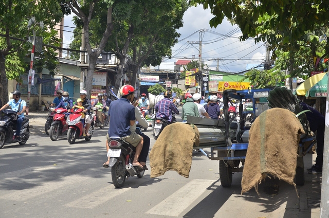  Những chiếc xe chở tôn dôi ra phía sau cả đoạn dài, đang dừng dưới lòng đường... rất nguy hiểm 