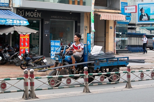  Những ngày qua, vụ em bé 10 tuổi bị xe xích lô chở tôn cứa đứt cổ hay mới nhất là vụ người phụ nữ 66 tuổi bị tấm tôn trên xe chạy ngang qua cứa vào cổ, gây đứt khí quản và tử vong được dư luận hết sức quan tâm 