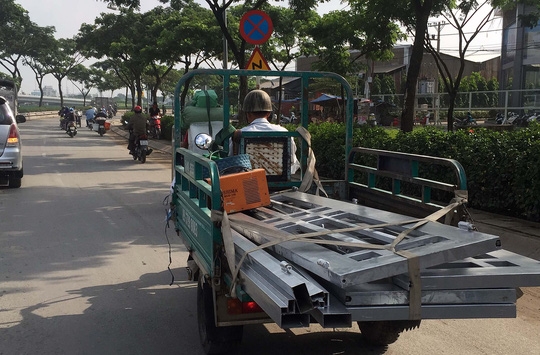  Những chiếc ba gác máy chở sắt với chiều dài vượt mức cho phép 
