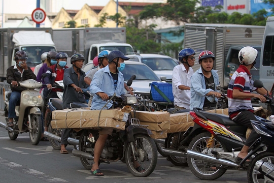  Hàng hóa cồng kềnh trên đường Võ Văn Kiệt, quận 5 