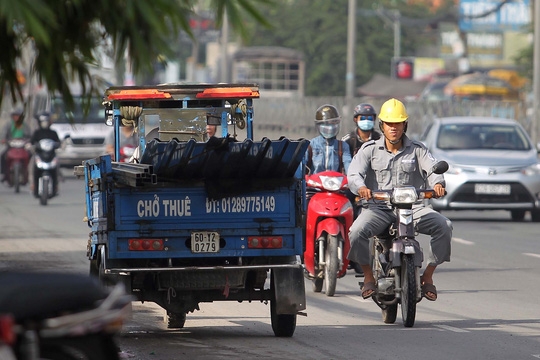  Chở cồng kênh còn chạy ngược chiều thì rõ là không còn gì để ngăn thần chết di động. 