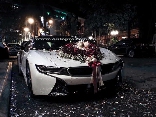 BMW i8 được giới thiệu lần đầu tiên tại triễn lãm Frankfurt 2013 với thiết kế mang tính thực tiễn cao. Ngoại hình của BMW i8 được trau chuốt tỉ mỉ đến từng chi tiết. Trong khi đó nội thất xe thể thao với thiết kế 4 chỗ ngồi. Tuy nhiên, 2 ghế sau chỉ dành cho trẻ em. Bên cạnh đó là ghế bọc da, vô lăng thể thao 3 chấu với những đường chỉ may uốn lượn, màn hình trung tâm 10,25 inch và tính năng hiển thị thông số lên kính chắn gió như xe trong phim khoa học viễn tưởng.