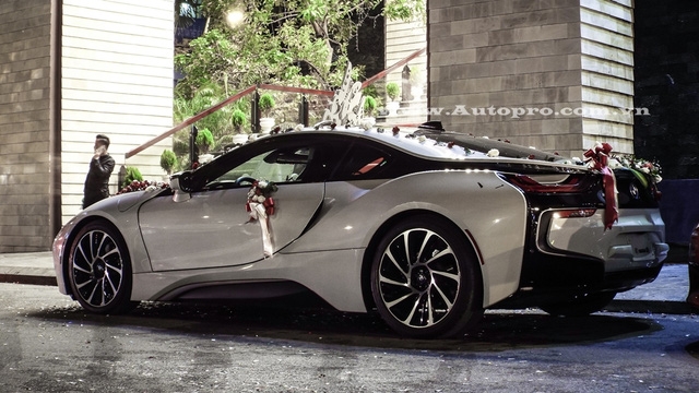  BMW i8 sở hữu động cơ 3 xi-lanh, TwinPower Turbo, dung tích 1,5 lít, sản sinh công suất tối đa 231 mã lực và mô-men xoắn cực đại 320 Nm. Động cơ kết hợp một mô-tơ điện cho công suất tối đa 131 mã lực và mô-men xoắn 250 Nm. Như vậy, tổng công suất của BMW i8 là 362 mã lực và mô-men xoắn cực đại 570 Nm. Sức mạnh trên cho phép BMW i8 tăng tốc từ 0-100 km/h trong vòng 4,4 giây trước khi đạt vận tốc tối đa 250 km/h. Mức tiêu thụ nhiên liệu của BMW i8 khá ấn tượng với 2,1 lít /100 km tương đương 47,6 km/lít. 