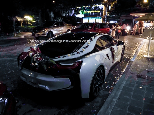 Với mô-tơ điện, siêu xe thể thao nhà BMW có thể hoàn thành quãng đường dài 35 km và đạt vận tốc tối đa 120 km/h. Theo BMW, thời gian để nạp đầy cụm pin lithium-ion trên i8 rơi vào khoảng 3 tiếng đối với nguồn điện thông thường. Nếu sử dụng sạc nhanh BMW I Wallbox , thời gian nạp điện cho pin của i8 giảm xuống chỉ còn 2 tiếng đồng hồ.