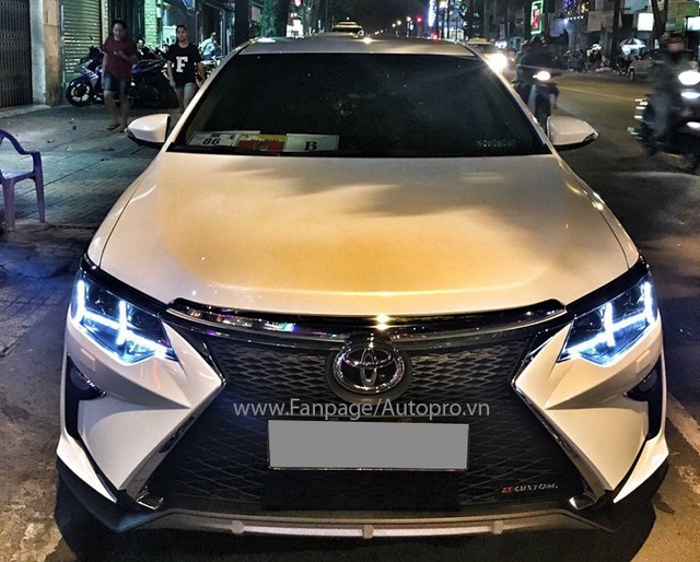  Cản va trước của Lexus thế hệ mới mang đến vẻ ngoài lạ lẫm và hút hồn những người nhìn trực diện mẫu xe Camry độ này, đặc biệt là lưới tản nhiệt con suốt nổi bật. 