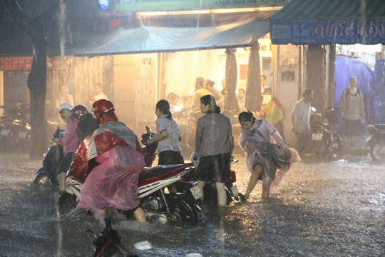  Nhiều phương tiện lưu thông đường Trần Nhân Tôn bị chết máy - Ảnh: LÊ PHONG 