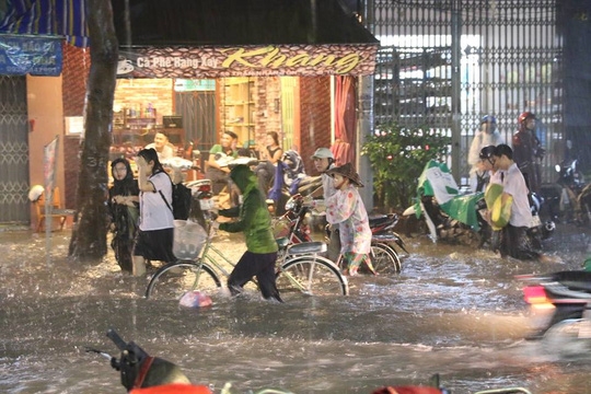  Đường Trần Nhân Tôn ngập nặng 