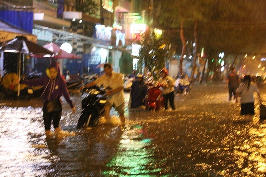 Mưa lớn tạo thành những cơn sóng khiến nhiều người không thể đi xe đành dắt bội 