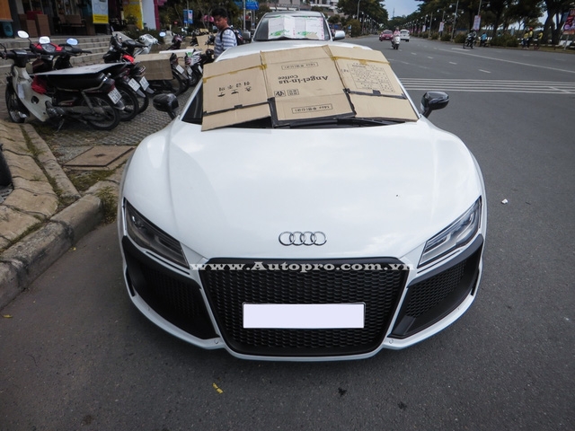 Chiếc Audi R8 V8 độ xuất hiện trong bài đã được chủ nhân trang bị nhiều món đồ chơi khủng, ngoài ra, một số chi tiết như logo V10 xuất hiện bên hông xe, nắp động cơ và đồng hồ tốc độ cũng là điểm nhấn khá lạ mắt cho mẫu siêu xe này.