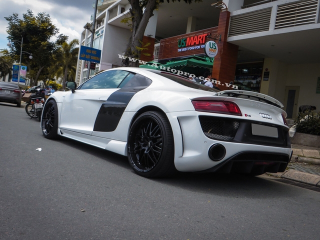 Ở ngoại hình, chiếc Audi R8 V8 được trang bị bộ body kit độ của hãng Regula, các chi tiết như hốc gió trước/sau được mở rộng nhằm tăng tính động học cho xe cũng như mang đến cái nhìn hiếu chiến hơn so với trước.
