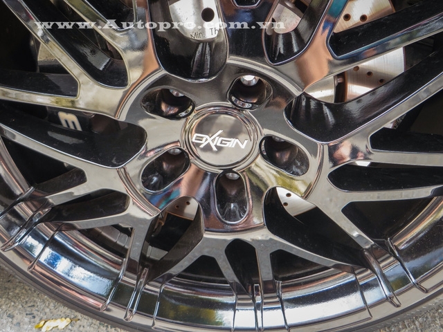  Chiếc Audi R8 V8 này được trang bị la-zăng độ của Oxigin. 