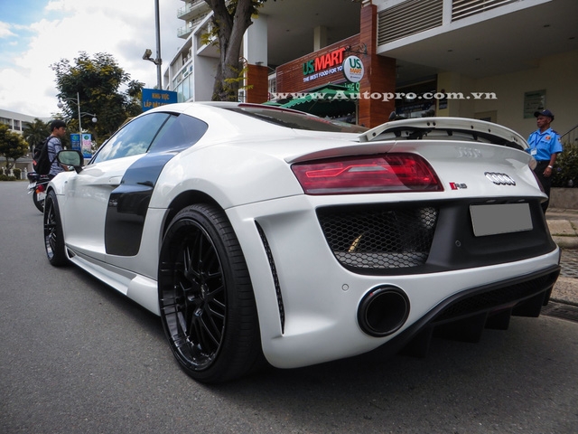  Audi R8 nguyên bản sử dụng động cơ V8, dung tích 4,2 lít, sản sinh công suất tối đa 420 mã lực và mô-men xoắn cực đại 430 Nm. Tuy nhiên, việc trang bị ống xả độ có thể giúp chiếc Audi R8 độ của người chơi xe tại Sài Thành sở hữu công suất cũng như âm thanh ấn tượng hơn trước. 