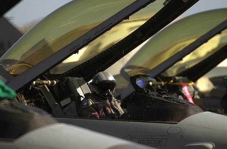 Gap Su-35, tiem kich F-16 danh tieng phai 