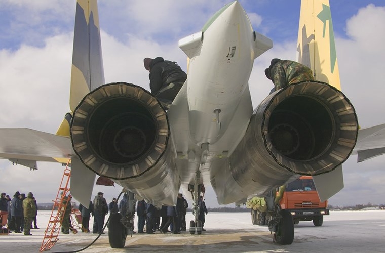 Gap Su-35, tiem kich F-16 danh tieng phai 