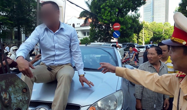  Nam tài xế cố thủ trên nắp capô (Ảnh: Sơn Dương/otofun). 