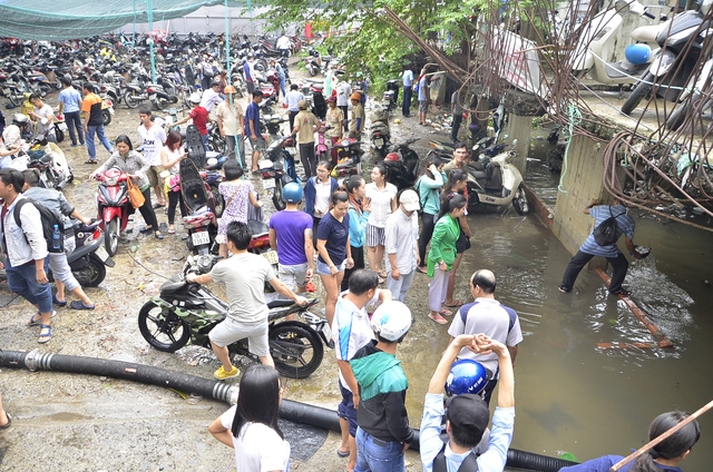  Cảnh bận rộn ở bãi giữ xe trên đường Nguyễn Siêu sáng nay. 