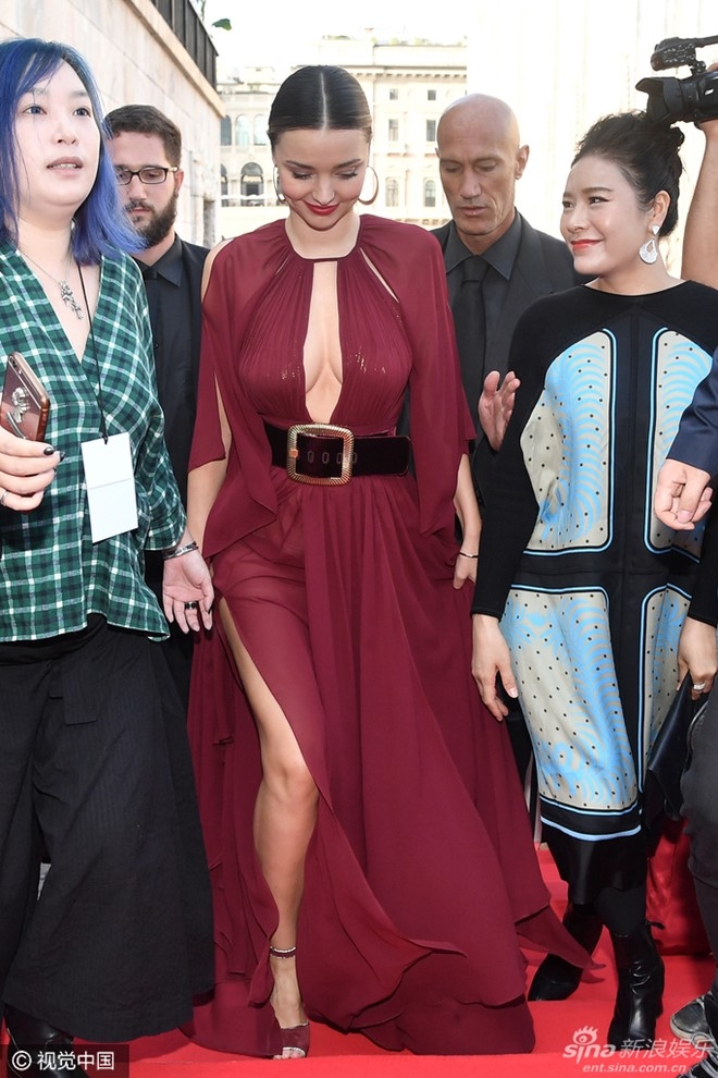 Miranda Kerr dien vay xe sau goi cam tren tham do hinh anh 2