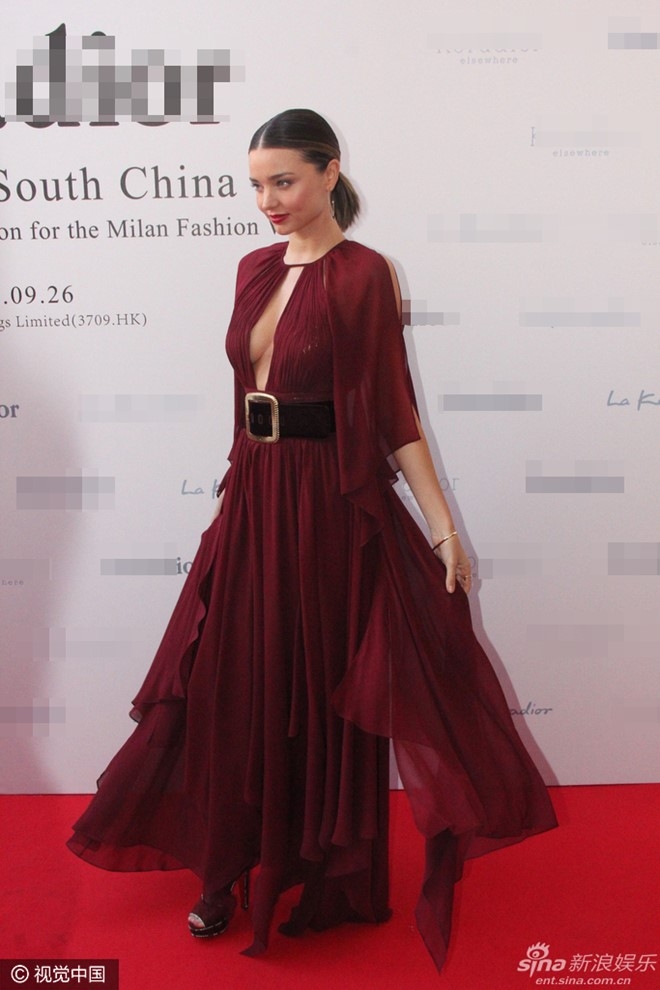 Miranda Kerr dien vay xe sau goi cam tren tham do hinh anh 4