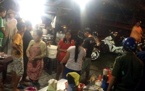 nhom thuc khach truy sat ca nha chu quan an, 4 nguoi bi thuong hinh 0