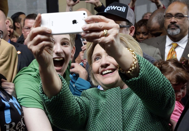 Sự thật đằng sau bức ảnh “cả thế giới quay lưng với bà Hillary Clinton” - Ảnh 1.