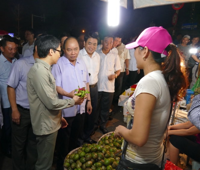 Thủ tướng bất ngờ đến chợ Long Biên lúc tờ mờ sáng  