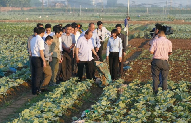 Thủ tướng bất ngờ đến chợ Long Biên lúc tờ mờ sáng  