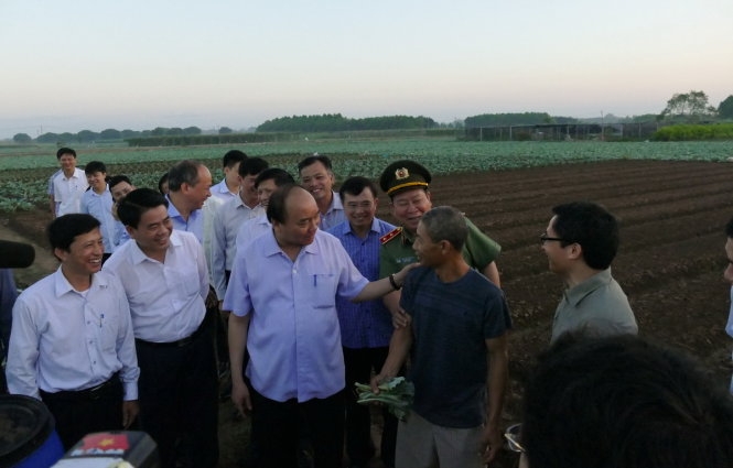 Thủ tướng bất ngờ đến chợ Long Biên lúc tờ mờ sáng  