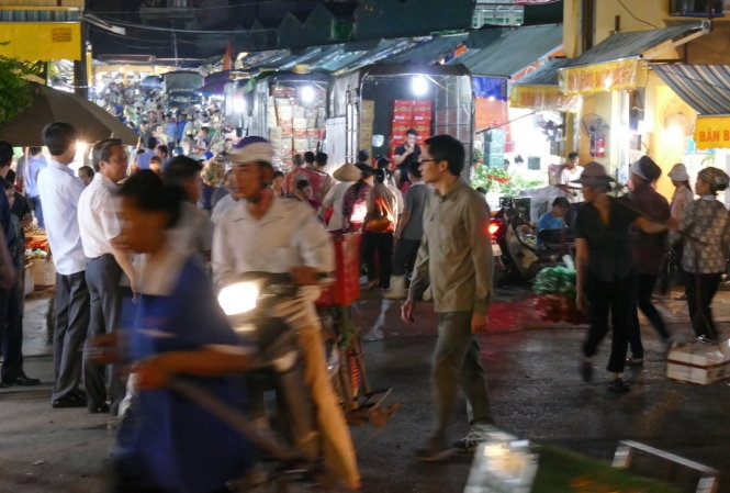 Thủ tướng bất ngờ đến chợ Long Biên lúc tờ mờ sáng  