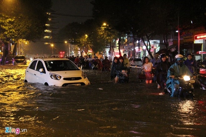 'Toi bat khoc khi vat lon voi dong nuoc lon giua Sai Gon' hinh anh 1