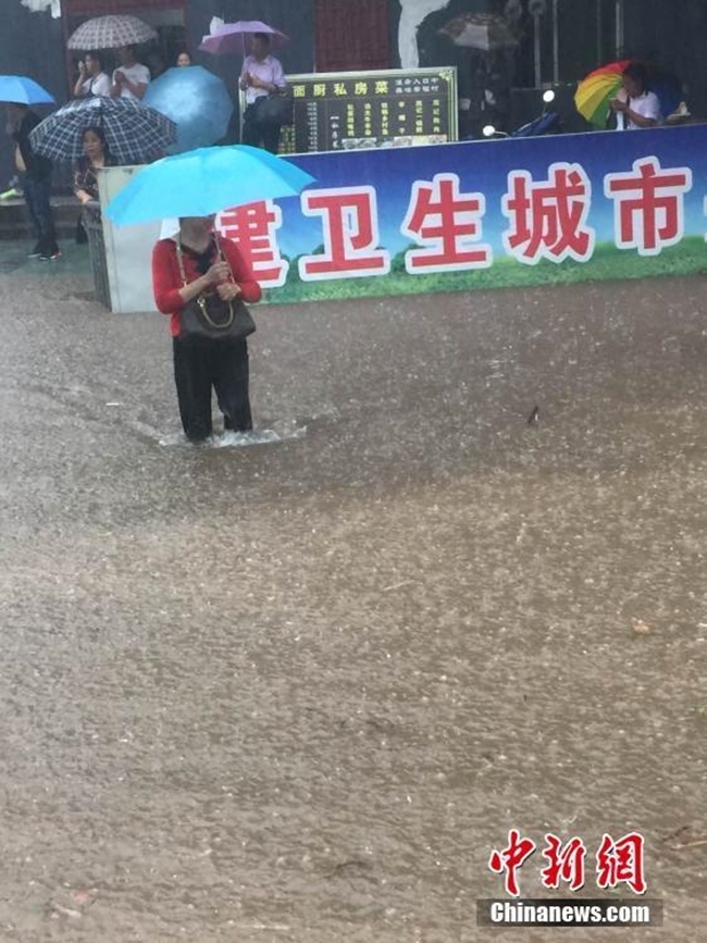 Bão Megi tàn phá Trung Quốc, thổi bay cả người, nhà, tủ lạnh... trên đường phố - Ảnh 7.