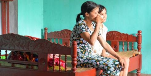 Người dân nghèo phải cõng trên lưng nhiều khoản phí.