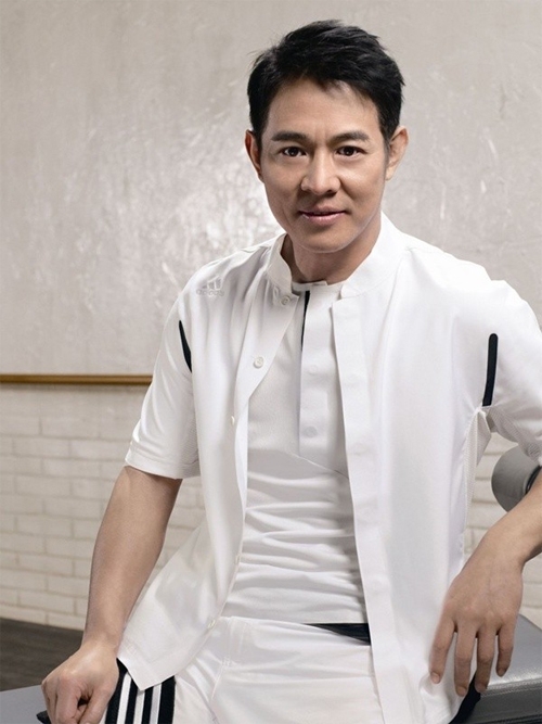Lý Liên Kiệt được mệnh danh là ông Vua Kungfu trên màn ảnh. Giống như đàn anh Lý Tiểu Long, Lý Liên Kiệt theo học võ thuật từ thuở nhỏ. Năm 11 tuổi, ngôi sao Hoàng Phi Hồng đã giành chức vô địch giải Wushu trẻ toàn Trung Quốc. Từ năm 1975 - 1979, Lý liên tiếp giành nhiều chức vô địch trên khắp các đấu trường võ thuật, tạo nên một kỷ lục chưa từng có và tới nay vẫn chưa ai có thể soán ngôi. Với thế võ đẹp lạ, đúng chất Thiếu Lâm, Lý Liên Kiệt nhanh chóng khẳng định được tên tuổi trong lĩnh vực điện ảnh. Sau khi thành danh, cuộc sống đời tư của Lý trở thành đề tài được giới truyền thông quan tâm. Chuyện tình của siêu sao võ thuật sinh năm 1963 với hai người phụ nữ Hoàng Thu Yến và Lợi Trí trở thành tâm điểm chú ý của khán giả. Sau khi chia tay người vợ đầu Hoàng Thu Yến, Lý tái hôn với người đẹp Lợi Trí - Hoa hậu châu Á 1986. Cặp đôi có với nhau hai người con gái. Thời hoàng kim đi qua, hiện tại Lý Liên Kiệt đang phải chống chọi với bệnh tật cường tuyến giáp. Hình ảnh tiều tụy và già nua của Lý Liên Kiệt khiến nhiều người lo lắng. Dù bệnh tật song ngôi sao võ thuật vẫn tỏ thái độ rất lạc quan. Ở tuổi 53, nam diễn viên gạo cội mở trung tâm Thái cực thiền và trực tiếp giảng dạy với mục đích mong mọi người trân trọng hơn sức khỏe của bản thân.