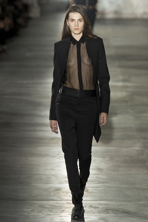 Dàn mẫu ngực trần catwalk trong show Saint Laurent